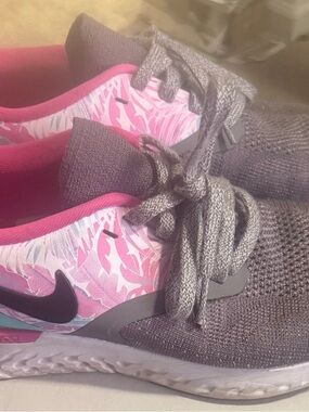 Nike Women's Gray & Pink Athletic Sneakers